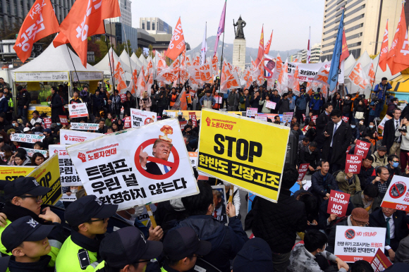 文정부 첫 경찰 차벽… “전쟁 반대”