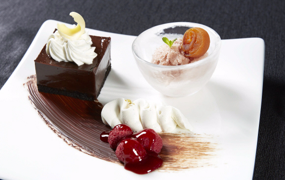 청와대는 국빈 만찬 코스별 메뉴를 7일 공개했다. 산딸기 바닐라 소스를 곁들인 트리플 초콜릿 케이크와 감을 올린 수정과 그라니타. 청와대 제공