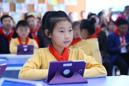 중국 허베이성의 삼성희망 소학교 어린이들이 삼성이 지원한 스마트기기로 공부하고 있다. 중국삼성 제공