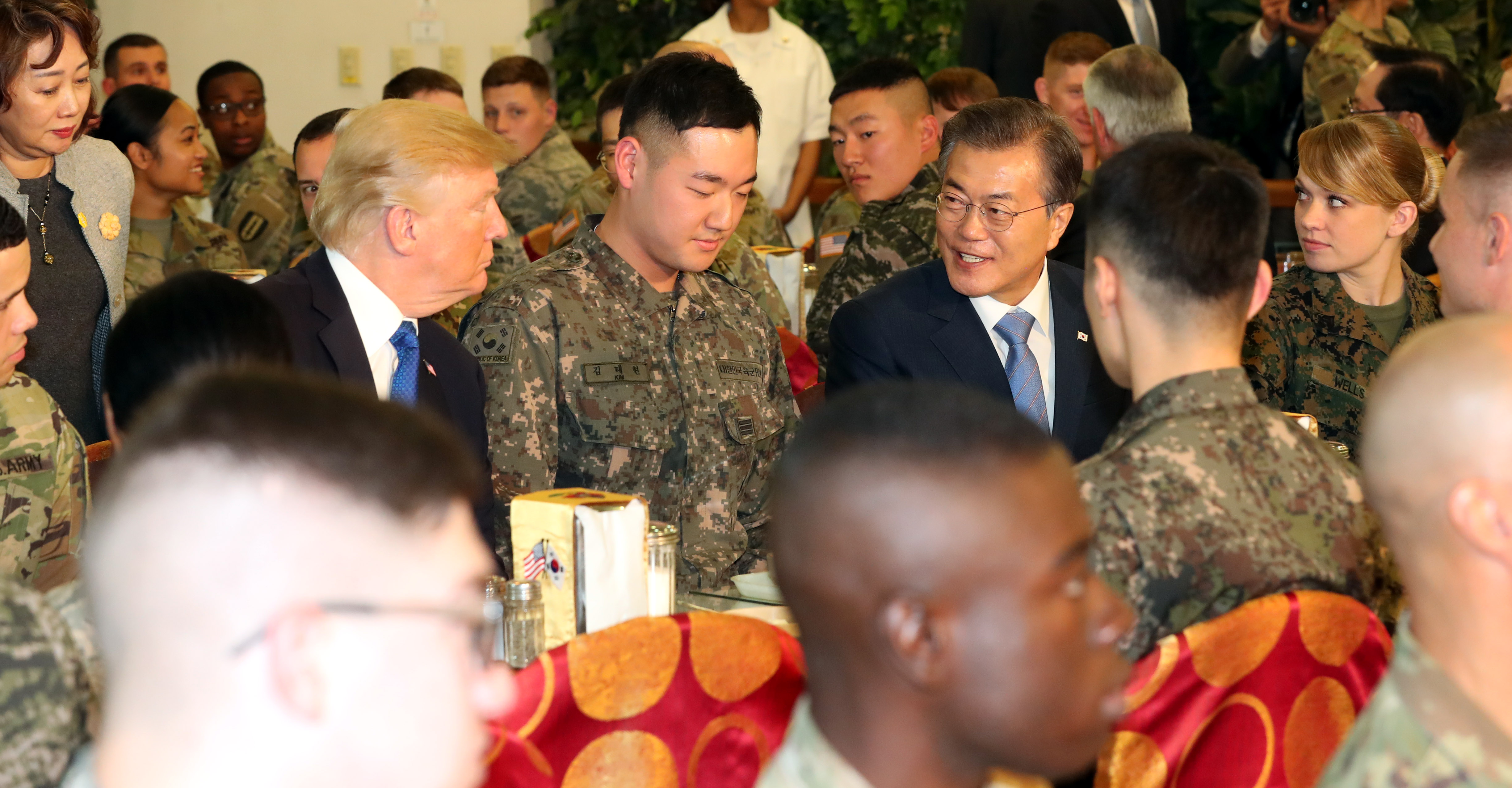 문재인 대통령 트럼프 사이에 앉은 한국 병사