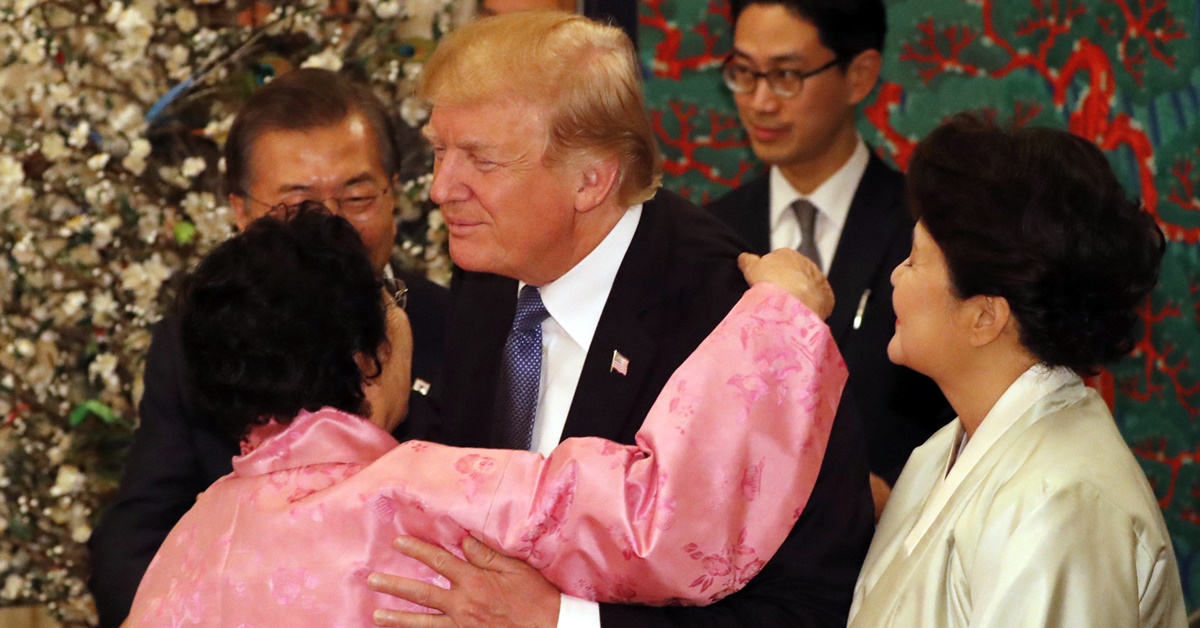 도널드 트럼프 미국 대통령이 7일 오후 청와대에서 열린 국빈 만찬에서 일본군 위안부 강제동원 피해자인 이용수 할머니와 포옹하며 인사하고 있다. 연합뉴스