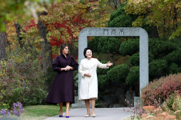 청와대 소정원 산책 김정숙 여사가 7일 멜라니아 트럼프와 함께 청와대 소정원을 산책하며 불로문(不老門)의 유래를 비롯해 다양한 야생화를 설명하고 있다. 안주영 기자 jya@seoul.co.kr