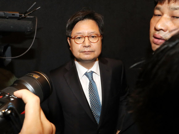 김장겸 MBC 사장이 8일 오전 서울 여의도 방송문화진흥회에서 열린 임시이사회에 참석하려다 노조원들의 항의에 발길을 돌리고 있다. 이사회는 이날 김 사장 해임안을 논의한다.  연합뉴스