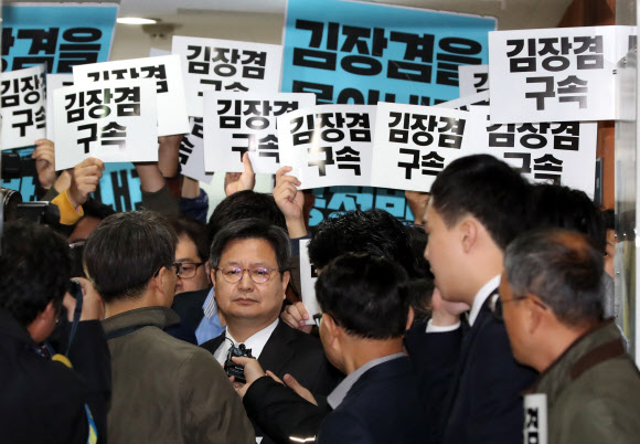 김장겸 MBC 사장이 8일 오전 서울 여의도 방송문화진흥회에서 열린 임시이사회에 참석하고 있다. 이사회는 이날 김 사장 해임안을 논의한다.  연합뉴스