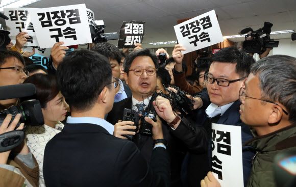 김장겸 MBC 사장이 8일 오전 서울 여의도 방송문화진흥회에서 열린 임시이사회에 참석하고 있다. 이사회는 이날 김 사장 해임안을 논의한다. 연합뉴스