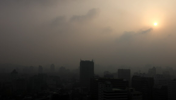 8일 아침 서울시내가 안개와 미세먼지로 인해 뿌연 모습을 보이고 있다. 연합뉴스