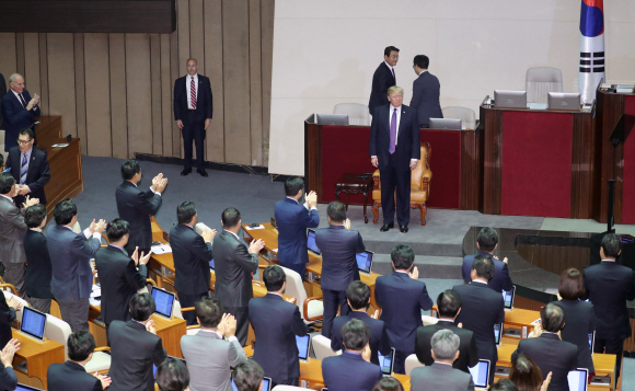 미국 도널드 트럼프 대통령이 8일 오전 국회에서 24년 만의 미국 대통령 연설을 하기 위해 본회의장에 들어서고 있다. 2017. 11. 08  이종원 선임기자 jongwon@seoul.co.kr