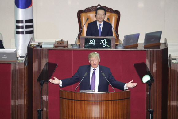 미국 도널드 트럼프 대통령이 8일 오전 국회에서 24년 만의 미국 대통령 연설을 하고 있다. 2017. 11. 08  이종원 선임기자 jongwon@seoul.co.kr