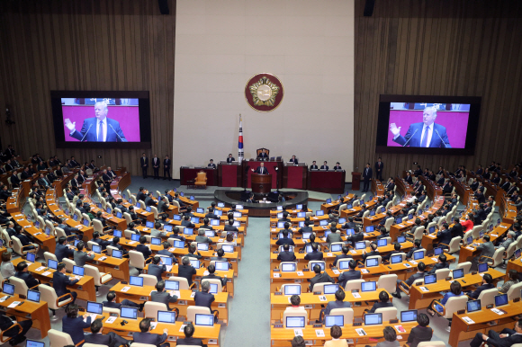 미국 도널드 트럼프 대통령이 8일 오전 국회에서 24년 만의 미국 대통령 연설을 하고 있다. 2017. 11. 08  이종원 선임기자 jongwon@seoul.co.kr