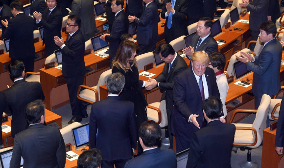 1박2일 동안 한국을 국빈 방문중인 트럼프 美대통령이 8일 오전 국회연설뒤  의원들의 박수를 받으며 퇴장하고 있다. 2017. 11. 08  이종원 선임기자 jongwon@seoul.co.kr