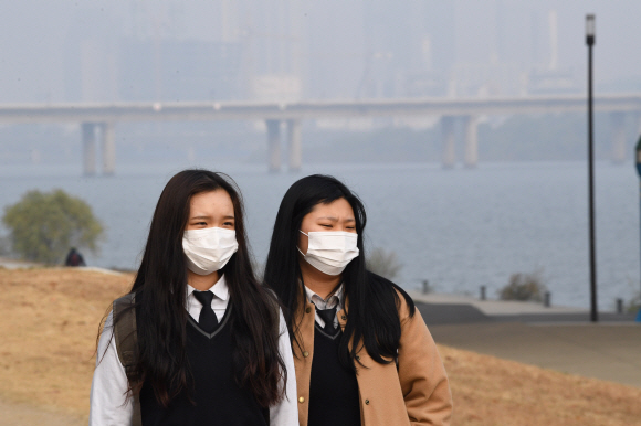 미세먼지가 나쁨 단계를 보인 8일 오전 서울 여의도를 지나는 학생들이 마스크를 쓰고 있다. 2017.11.8  도준석 기자 pado@seoul.co.kr