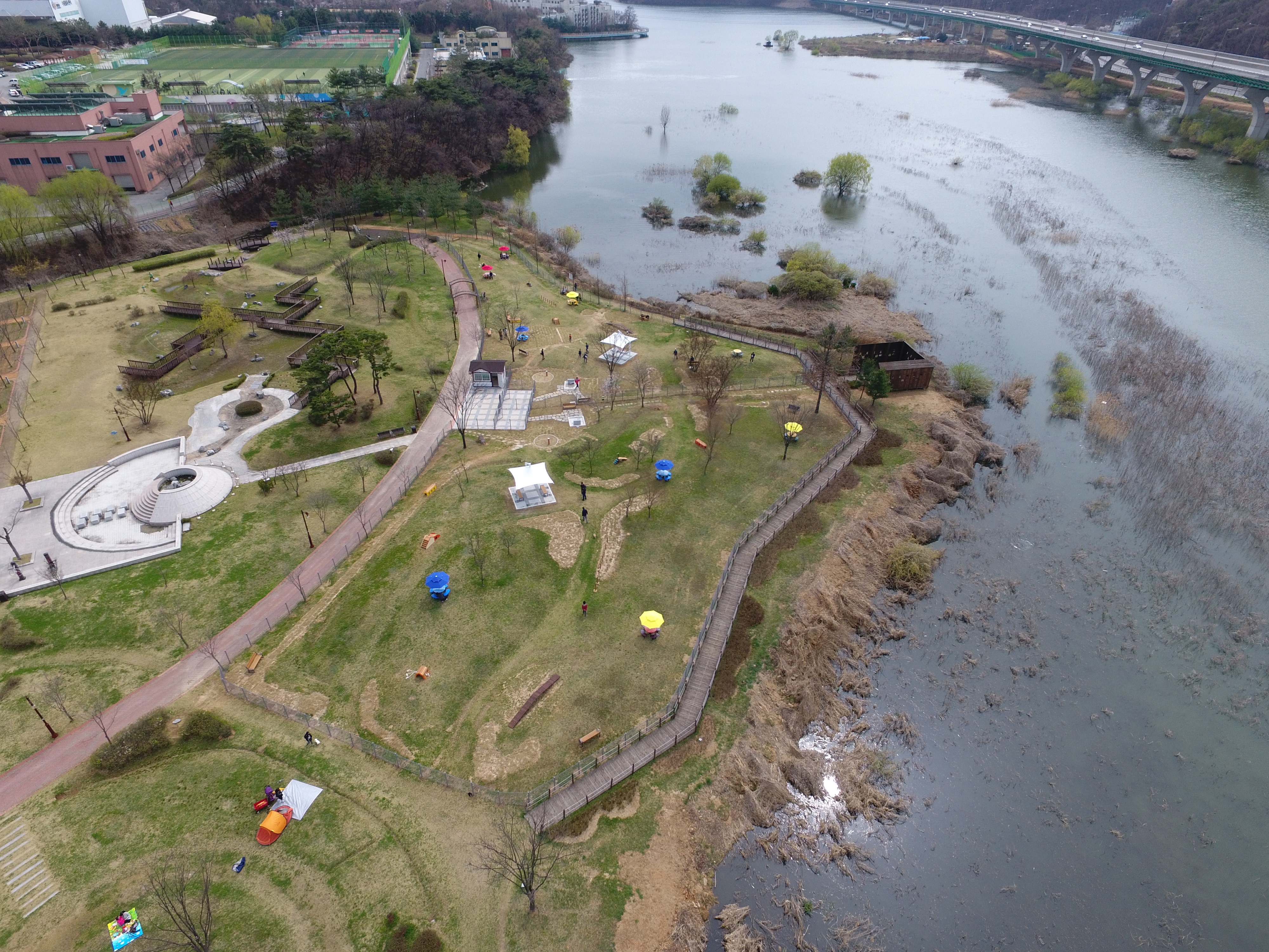 용인시가 기흥구 하갈동 호수공원에 조성한 전국 최대규모의 반려동물 놀이터 전경. 용인시 전경