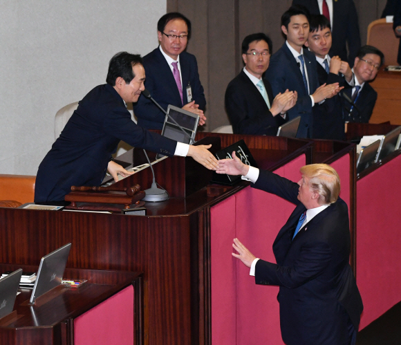 트럼프 대통령이 국회 연설을 마친 뒤 정세균(왼쪽) 국회의장과 악수하고 있다. 이종원 선임기자 jongwon@seoul.co.kr