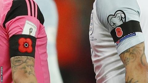 지난해 11월 잉글랜드와 스코틀랜드 축구대표팀 선수들이 친선경기에 양귀비 완장을 차고 임했다가 국제축구연맹(FIFA)으로부터 벌금을 부과받았다. AFP 자료사진