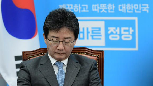 바른정당 유승민 의원이 9일 오전 국회에서 열린 최고위원,국회의원,당대표 후보 연석회의에서 굳은 표정을 지으며 생각에 잠겨 있다. 이종원 선임기자 jongwon@seoul.co.kr