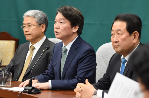 안철수 국민의당 대표가  9일 오후 국회 본청에서 열린 의원총회에서 모두발언을  하고 있다.  이종원 선임기자 jongwon@seoul.co.kr