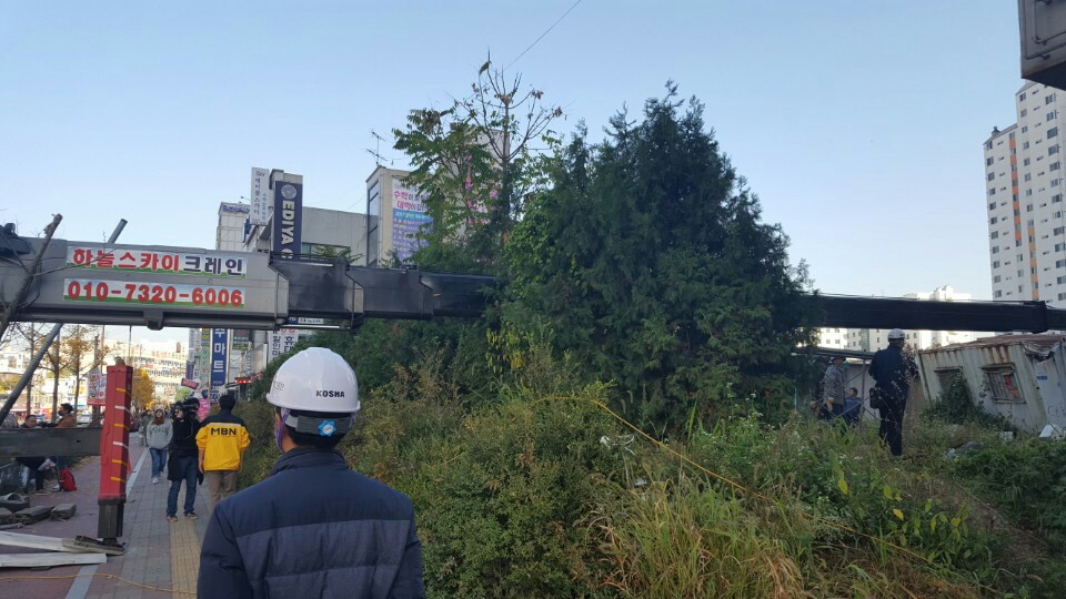 9일 오전 10시 26분쯤 전북 전주시 완산구 효자동 서도프라자 건물 외벽 보수공사를 하던 중 대형 크레인이 넘어졌다. 이 사고로 근로자 2명이 사망했다.