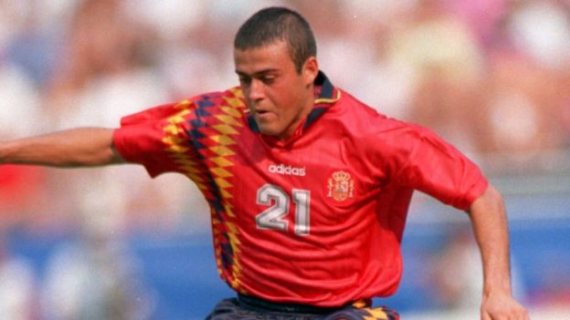 FC 바르셀로나 선수를 거쳐 감독까지 지낸 루이스 엔리케가 지난 1994년 미국월드컵 우승에 힘을 보탰을 때의 유니폼. AFP 자료사진 