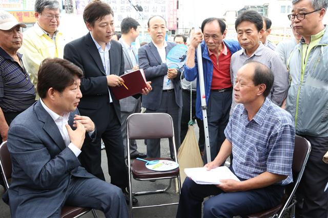 권영진(앞줄 왼쪽) 대구시장이 2014년 7월 칠성시장에서 처음으로 현장소통시장실을 진행하고 있다.<br>대구시 제공
