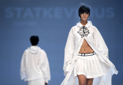 9일(현지시간) 리투아니아 빌뉴스에서 열린 패션쇼에서 유오자스 스타케비치우스(Juozas Statkevicius) 2018 봄/여름 컬렉션 의상을 입은 모델이 런웨이를 걷고 있다.<br>AP 연합뉴스