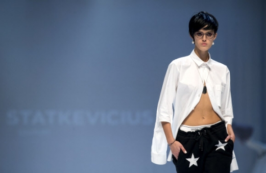 9일(현지시간) 리투아니아 빌뉴스에서 열린 패션쇼에서 유오자스 스타케비치우스(Juozas Statkevicius) 2018 봄/여름 컬렉션 의상을 입은 모델이 런웨이를 걷고 있다.<br>AP 연합뉴스