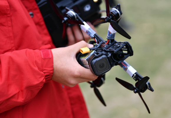 10일 서울 시청광장에서 열린 드론레이싱 대회에 참가한 선수들이 드론을 날리고 있다.  박지환 기자 popocar@seoul.co.kr