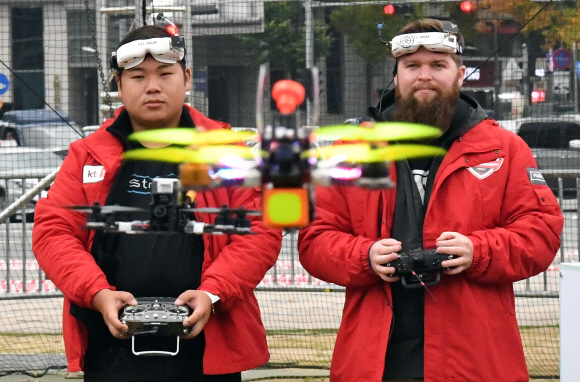 10일 서울 시청광장에서 열린 드론레이싱 대회에 참가한 선수들이 드론을 날리고 있다.  박지환 기자 popocar@seoul.co.kr