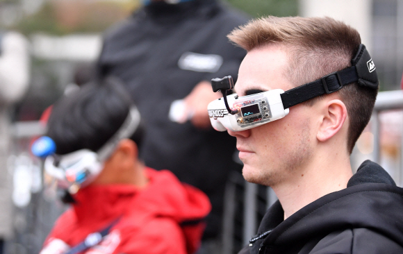 10일 서울 시청광장에서 열린 드론레이싱 대회에 참가한 선수들이 드론을 날리고 있다.   박지환 기자 popocar@seoul.co.kr