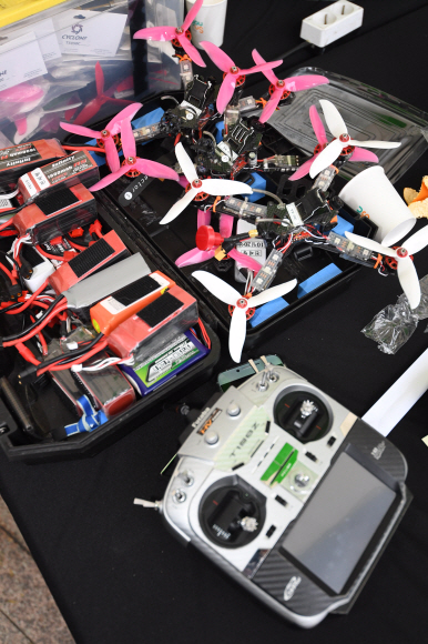 10일 서울 시청광장에서 열린 드론레이싱 대회에 서 선수들의 드론과 조종기가 책상위에 놓여 있다.  박지환 기자 popocar@seoul.co.kr