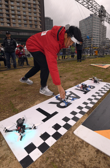 10일 서울 시청광장에서 열린 드론레이싱 대회에 참가한 선수들이 연습비행을 하고 있다.  박지환 기자 popocar@seoul.co.kr