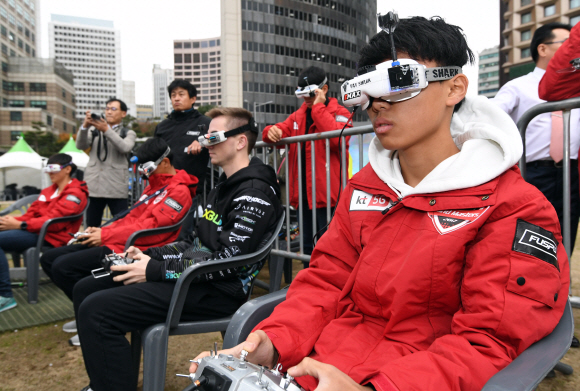 10일 서울 시청광장에서 열린 드론레이싱 대회에 참가한 선수들이 연습비행을 하고 있다.   박지환 기자 popocar@seoul.co.kr