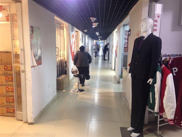 베이징대 강의동 1층 상가에는 옷가게 등이 들어서 마치 쇼핑몰 분위기를 연출한다. 베이징 이창구 특파원 window2@seoul.co.kr