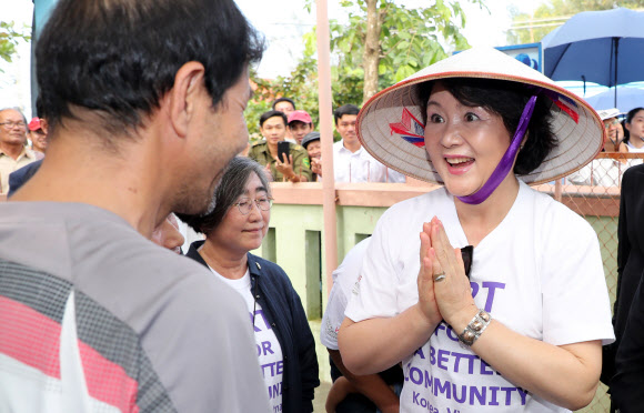 문재인 대통령 부인 김정숙 여사가 10일 오후 베트남 땀끼시 땀따잉 벽화마을을 방문, 마을 주민과 인사를 하고 있다. 땀따잉 벽화마을은 지난해 6월 한국과 베트남이 공동으로 완성했으며 한국의 공공미술 작가, 자윈봉사자, 마을 주민들이 힘을 모아 120여 가구의 벽면과 담장을 칠하고 벽화를 그린 한국식 벽화마을이다. 연합뉴스