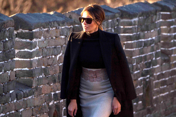 미국의 퍼스트 레이디 멜라니아 여사가 10일(현지시간) 중국 베이징에 있는 만리장성을 걷고 있다. AFP 연합뉴스