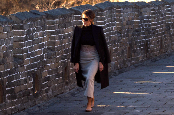 미국의 퍼스트 레이디 멜라니아 여사가 10일(현지시간) 중국 베이징에 있는 만리장성을 걷고 있다. AFP 연합뉴스