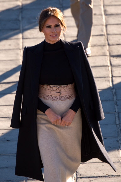 미국의 퍼스트 레이디 멜라니아 여사가 10일(현지시간) 중국 베이징에 있는 만리장성을 둘러보고 있다. AFP 연합뉴스