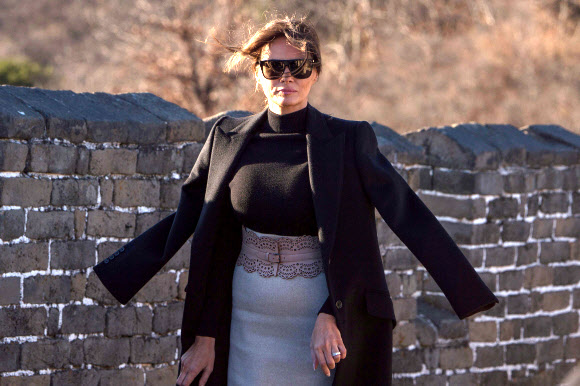 미국의 퍼스트 레이디 멜라니아 여사가 10일(현지시간) 중국 베이징에 있는 만리장성을 걷고 있다. AFP 연합뉴스