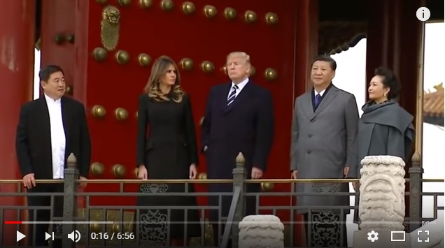 8일 자금성을 관람하던 도널드 트럼프 미국 대통령은 손을 여전히 주머니에 넣고 있다. 오른쪽에 선 시진핑 중국 국가주석은 두 손을 뺀채 차렷자체를 취하고 있다.유튜브 캡처
