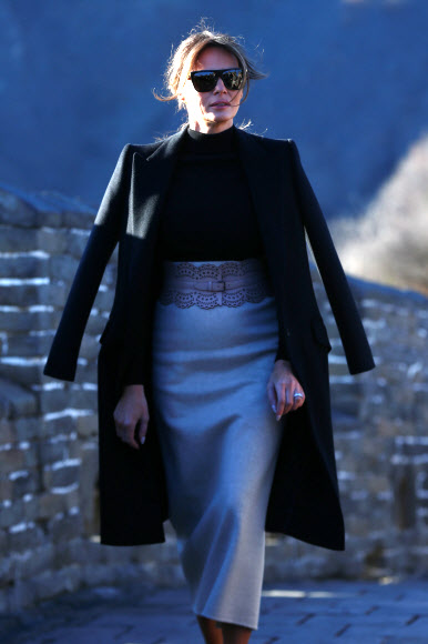 미국의 퍼스트 레이디 멜라니아 여사가 10일(현지시간) 중국 베이징에 있는 만리장성을 방문하고 있다. EPA 연합뉴스