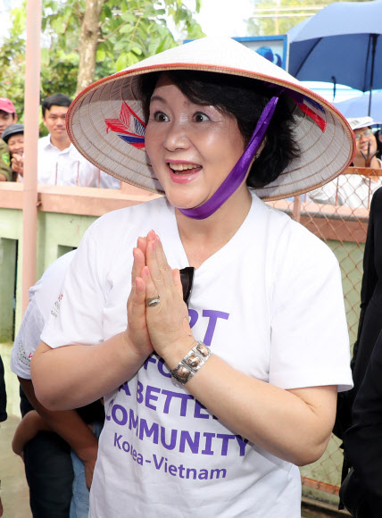 문재인 대통령 부인 김정숙 여사가 베트남 전통모자인 ’농라’를 쓰고 10일 오후 베트남 땀끼시 땀따잉 벽화마을을 방문해 주민과 인사를 하고 있다. 땀따잉 벽화마을은 지난해 6월 한국과 베트남이 공동으로 완성했으며 한국의 공공미술 작가, 자윈봉사자, 마을 주민들이 힘을 모아 120여 가구의 벽면과 담장을 칠하고 벽화를 그린 한국식 벽화마을이다. 연합뉴스