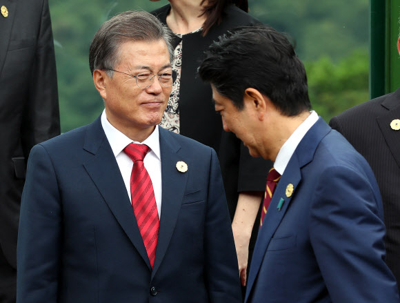 아베 총리 입장 바라보는 문 대통령