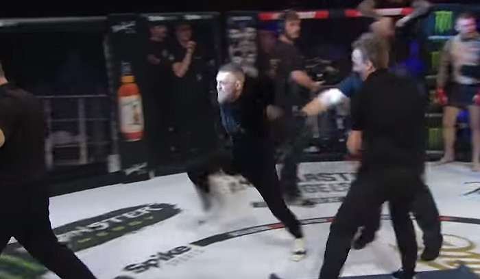코너 맥그리거가 경호요원들의 제지를 뿌리치고 심판을 공격하기 위해 달려들고 있다. 유튜브 동영상 캡처