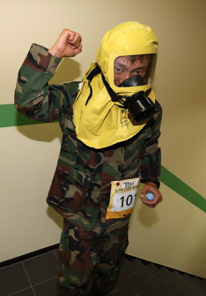 12일 오전 서울 영등포구 여의도 63빌딩에서 열린 ’제15회 63빌딩 계단오르기 대회’에서 참가자들이 계단을 오르고 있다.2017.11.12 도준석 기자 pado@seoul.co.kr