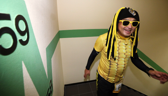 12일 오전 서울 영등포구 여의도 63빌딩에서 열린 ’제15회 63빌딩 계단오르기 대회’에서 참가자들이 계단을 오르고 있다.2017.11.12 도준석 기자 pado@seoul.co.kr