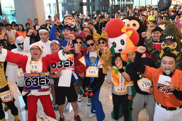 12일 오전 서울 여의도 63빌딩에서 열린 제15회 계단오르기 대회에서 이색복장을 한 참가자들이 화이팅을 외치고 있다. 2017.11.12 도준석 기자 pado@seoul.co.kr