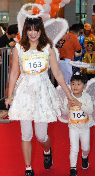 12일 오전 서울 여의도 63빌딩에서 열린 제15회 계단오르기 대회에서 이색복장을 한 참가자들이 출발하고 있다. 2017.11.12 도준석 기자 pado@seoul.co.kr