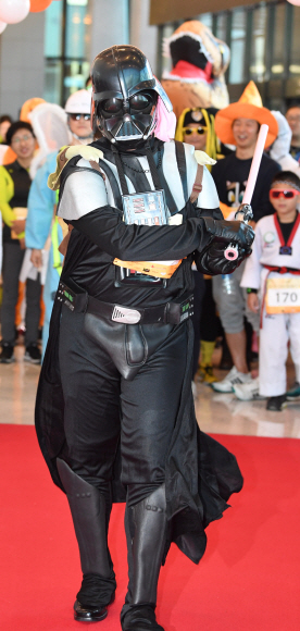 12일 오전 서울 여의도 63빌딩에서 열린 제15회 계단오르기 대회에서 이색복장을 한 참가자들이 출발하고 있다. 2017.11.12 도준석 기자 pado@seoul.co.kr