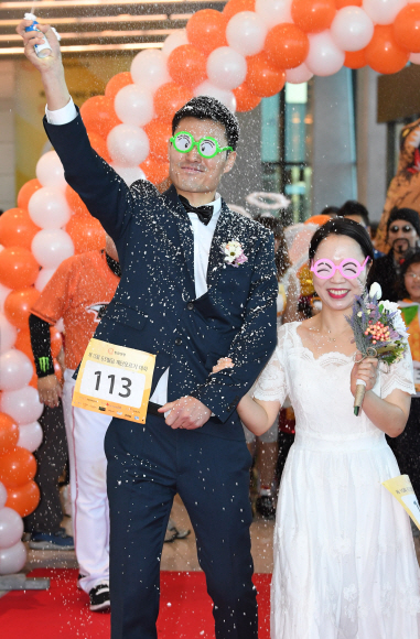 12일 오전 서울 여의도 63빌딩에서 열린 제15회 계단오르기 대회에서 이색복장을 한 참가자들이 출발하고 있다. 2017.11.12 도준석 기자 pado@seoul.co.kr