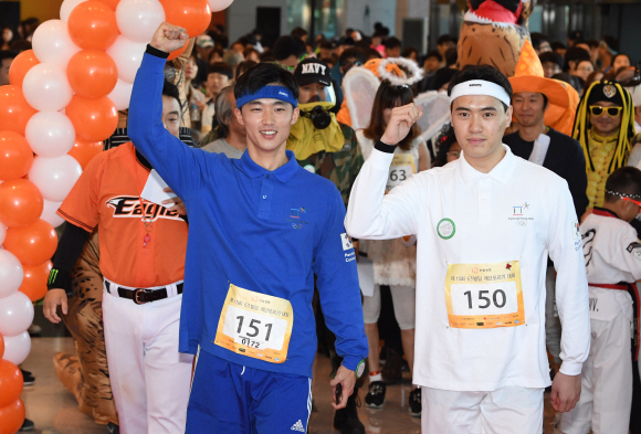 12일 오전 서울 여의도 63빌딩에서 열린 제15회 계단오르기 대회에서 이색복장을 한 참가자들이 출발하고 있다. 2017.11.12 도준석 기자 pado@seoul.co.kr