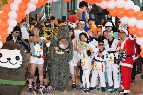 12일 오전 서울 여의도 63빌딩에서 열린 제15회 계단오르기 대회에서 이색복장을 한 참가자들이 출발에 앞서 화이팅을 외치고 있다. 2017.11.12 도준석 기자 pado@seoul.co.kr